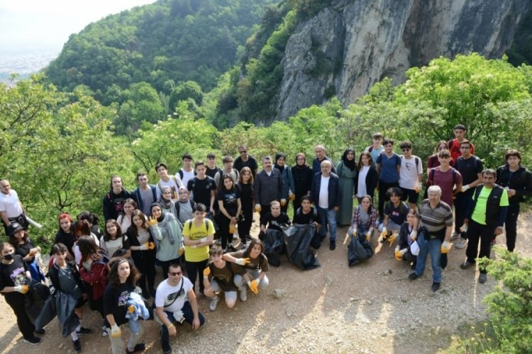 Bursa'da hem spor yaptılar hem &ccedil;evreyi temizlediler