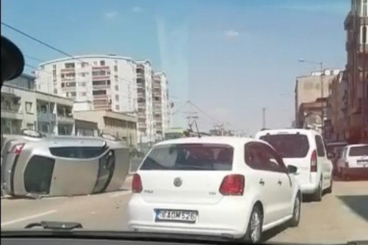 Bursa Yıldırım'da otomobil d&uuml;z yolda takla attı
