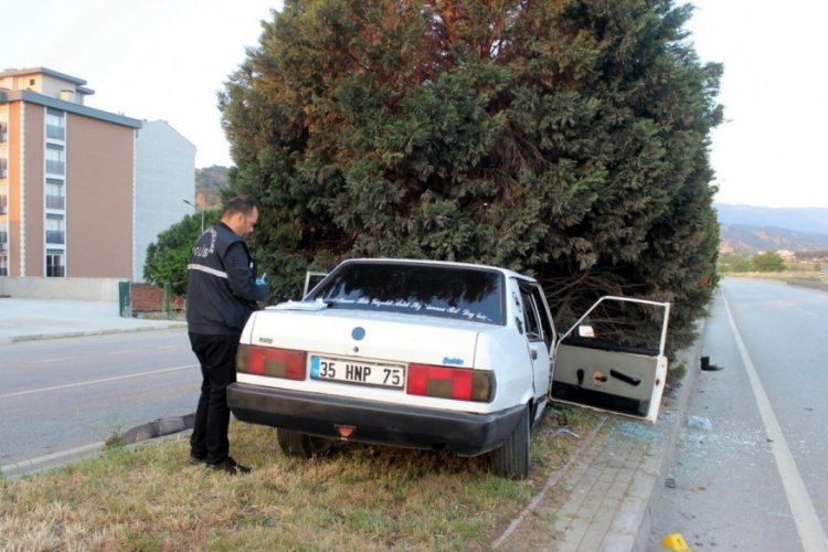 Manisa'da otomobil ref&uuml;jde ağaca &ccedil;arptı; 1 &ouml;l&uuml;