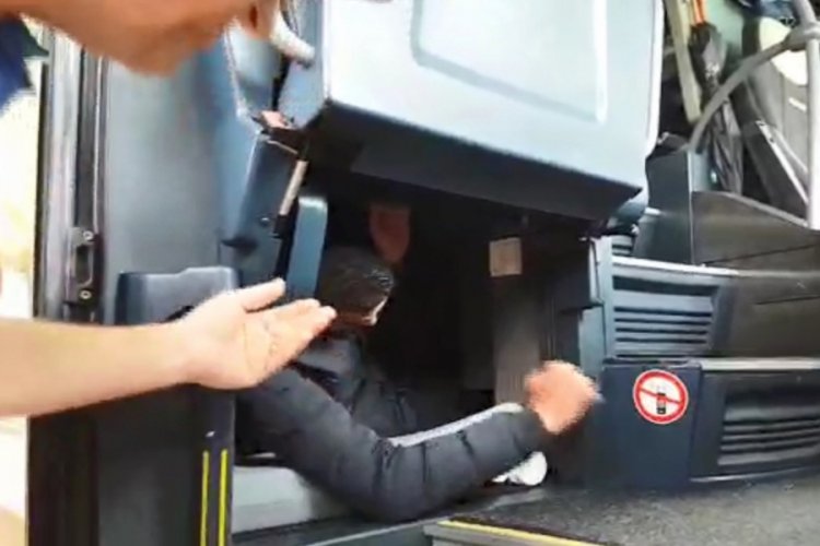 Edirne'de otob&uuml;s&uuml;n dolabından 3 ka&ccedil;ak g&ouml;&ccedil;men &ccedil;ıktı