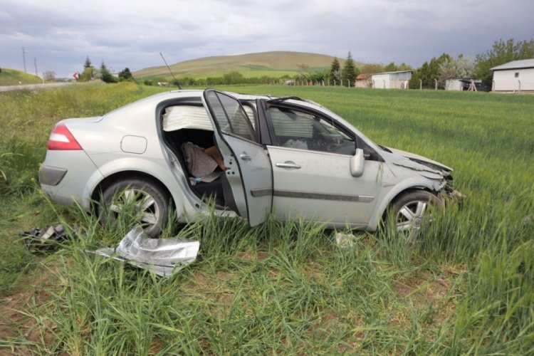 Tarlaya u&ccedil;an otomobilin s&uuml;r&uuml;c&uuml;s&uuml; &ouml;ld&uuml;