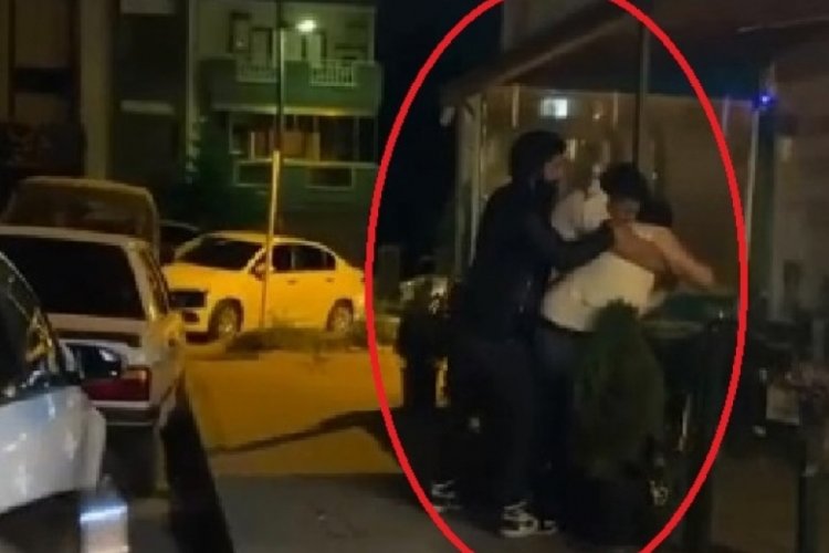 Bursa'da kadını darp eden şahıs, &ccedil;evredekiler tarafından tekme tokat d&ouml;v&uuml;ld&uuml;