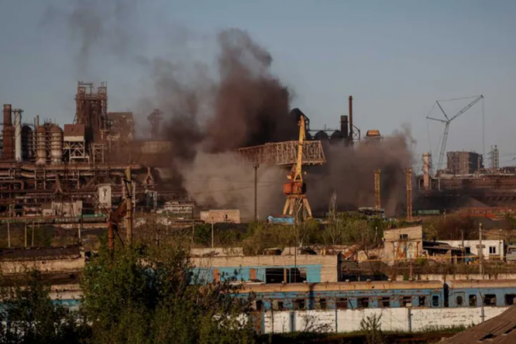 Ukrayna'da Azovstal fabrikasına 'fosfor bombalı saldırı' iddiası