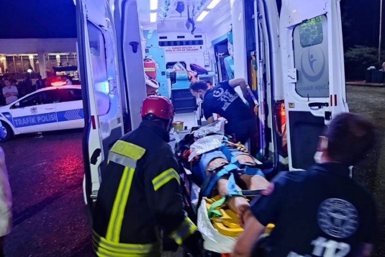 Ara&ccedil; benzin istasyonunun girişine &ccedil;arpıp takla attı: 1 yaralı