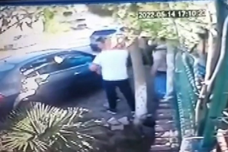 Bursa'da otomobil kapıya saplandı! Saniyelerle kurtuldular