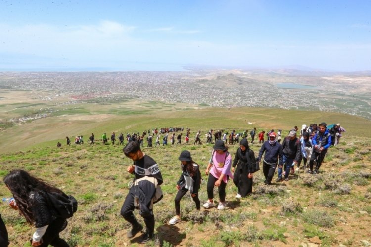 Van'ın Erek Dağı'na zirve tırmanışı yapıp, halay &ccedil;ektiler