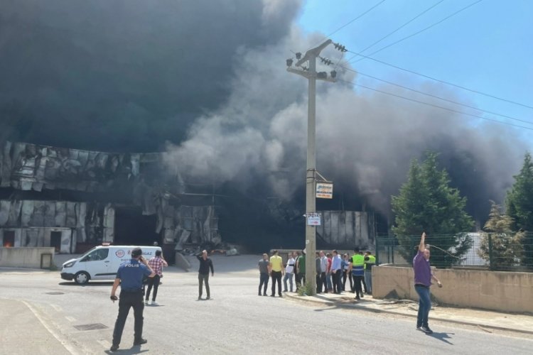 Bursa'daki fabrika yangınının boyutu havadan &ccedil;ekilen g&ouml;r&uuml;nt&uuml;lere yansıdı