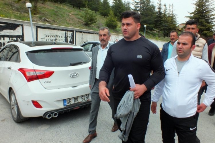 Milli g&uuml;reş&ccedil;i Rıza Kayaalp'in karıştığı kazada 'alt ge&ccedil;it' detayı