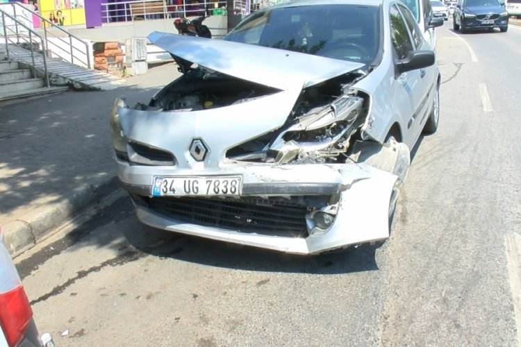 İstanbul'da kamyon, otomobillere &ccedil;arparak durabildi