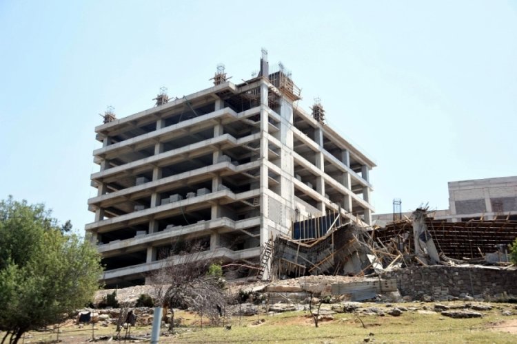 İzmir'de apartman inşaatında &ccedil;&ouml;kme: 3 iş&ccedil;i yaralandı