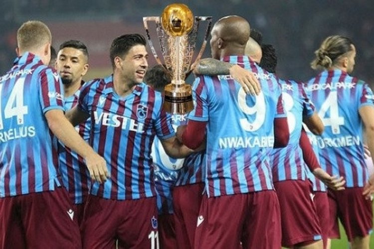 Trabzonsporlu futbolculardan yatakta kupayla poz