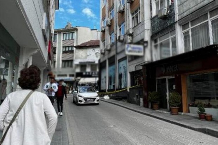 Bartın'day&uuml;r&uuml;rken, otelin dış cephe kaplaması &uuml;zerine d&uuml;şt&uuml;