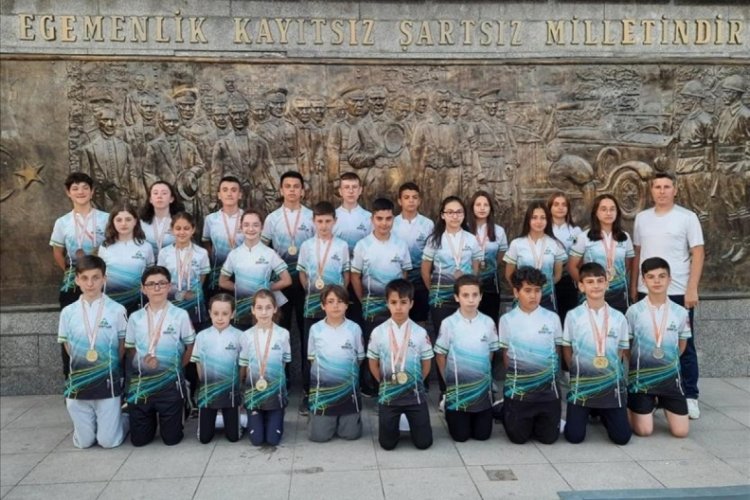 İneg&ouml;l Belediye Spor Kul&uuml;b&uuml; DOSTUM Oryantiring Takımı, şampiyonadan 24 madalyayla d&ouml;nd&uuml;