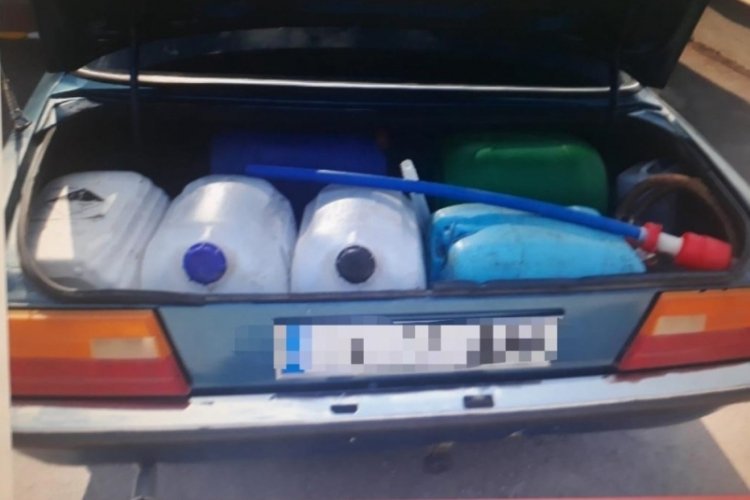Park halindeki kamyonlardan 500 litre mazot &ccedil;aldı, jandarmadan ka&ccedil;amadı