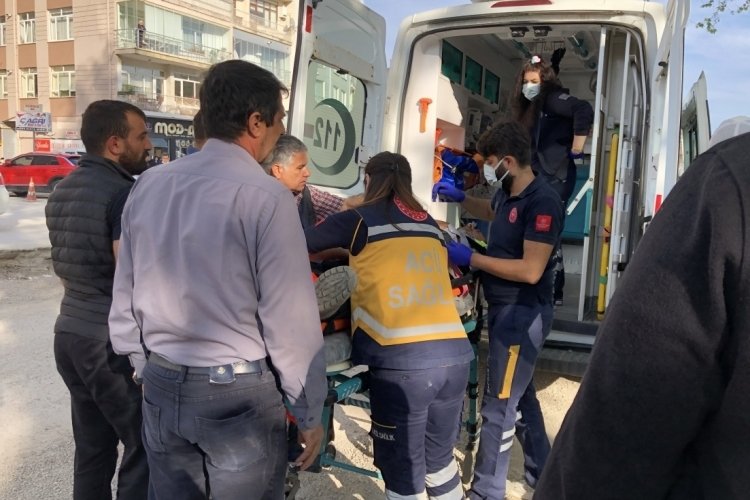 Bacağına demir tabela d&uuml;şen iş&ccedil;i yaralandı