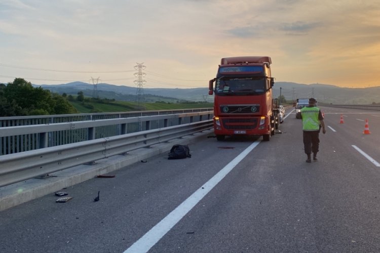 Arızalanan tırdan indi, başka bir tırın &ccedil;arpması sonucu &ouml;ld&uuml;