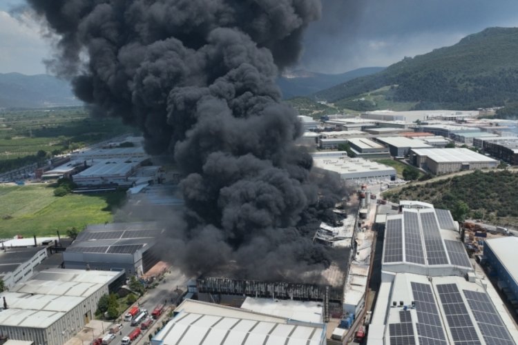 Bursa'da yangın s&ouml;nd&uuml;rme &ccedil;alışmaları sırasında otomobili b&ouml;yle uzaklaştırdılar