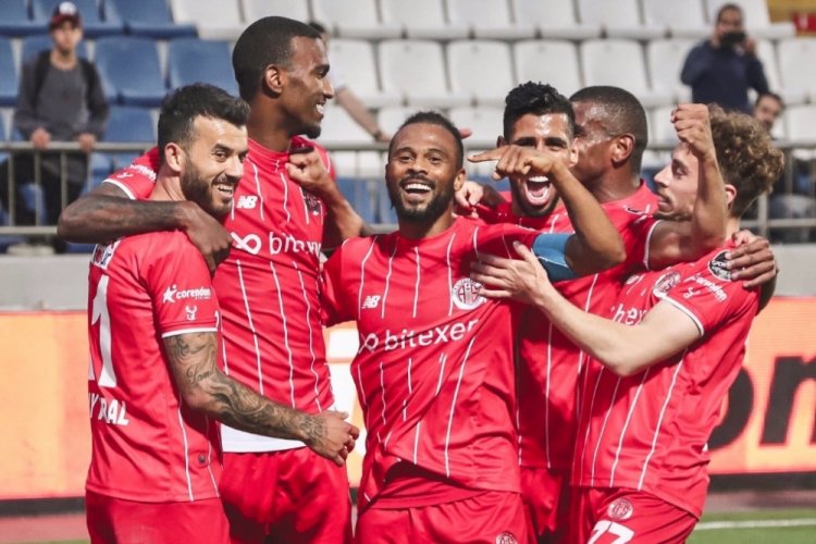 Antalyaspor, 15 ma&ccedil;lık yenilmezlik serisiyle Avrupa'da ilk 3'te
