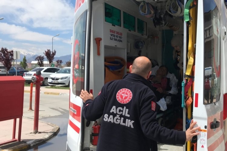 Erzincan'da aracın i&ccedil;inde k&ouml;zle ısınmaya &ccedil;alışan 3 kişi zehirlendi