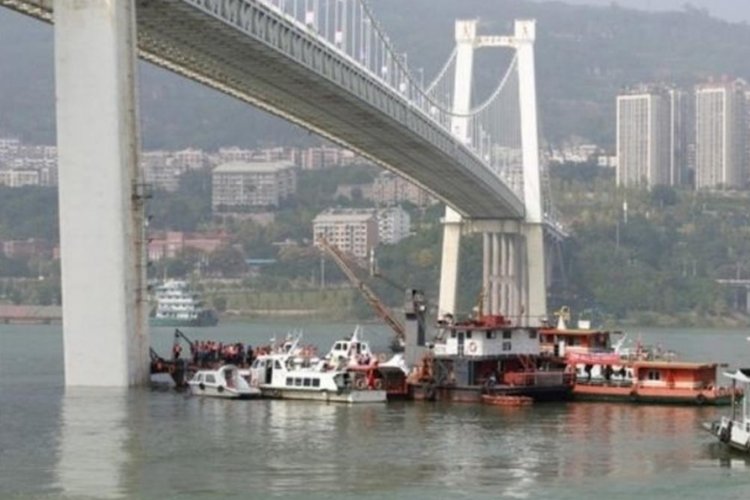 &Ccedil;in'de minib&uuml;s nehre d&uuml;şt&uuml;, 10 kişi hayatını kaybetti