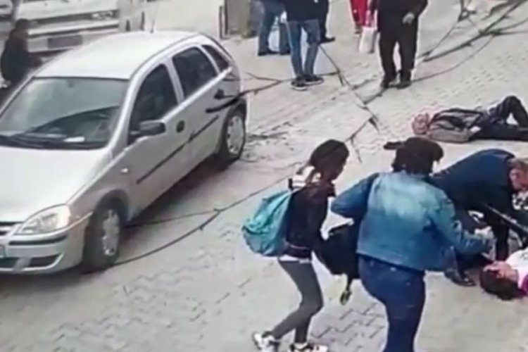 Artvin'de bisikletli gen&ccedil; kız,  yayaya &ccedil;arptı