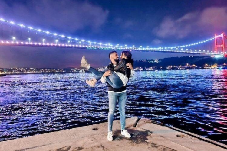 Survivor Elif Şadoğlu nişanlandı! Sevgilisinin kucağında poz verdi