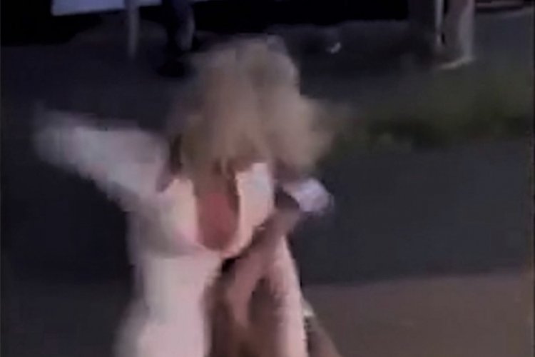 İki model arkadaş Crystal Foster ve Beth Adams, sa&ccedil; sa&ccedil;a baş başa kavga etti