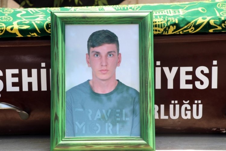 Denizli'de otomobil &ccedil;arpmasıyla &ouml;len Batuhan, madalyalarıyla uğurlandı