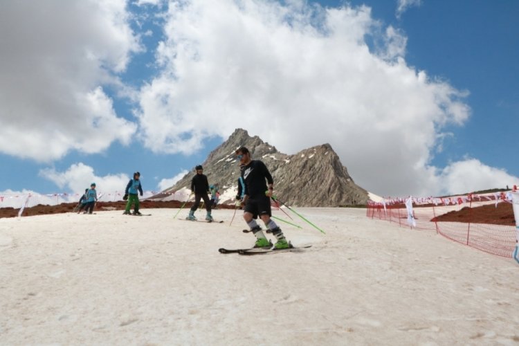 Hakkari'nin Ber&ccedil;elan Yaylası'nda mayıs ayında kayak yarışması