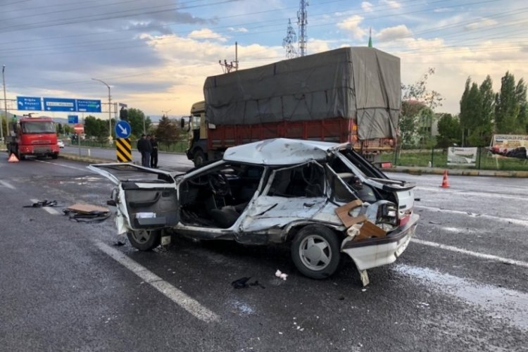 Kamyon otomobile &ccedil;arptı: 2 yaralı