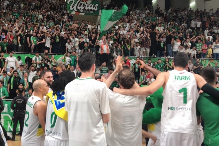 Frutti Extra Bursaspor galibiyeti taraftarla kutladı