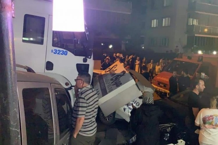 Bursa'da freni boşalan kamyon ara&ccedil;ları bi&ccedil;ti
