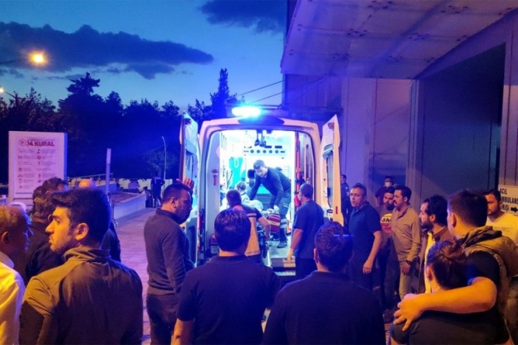 Husumetli kavgasında ortalıkta kan g&ouml;l&uuml;ne d&ouml;nd&uuml;: 2 &ouml;l&uuml;