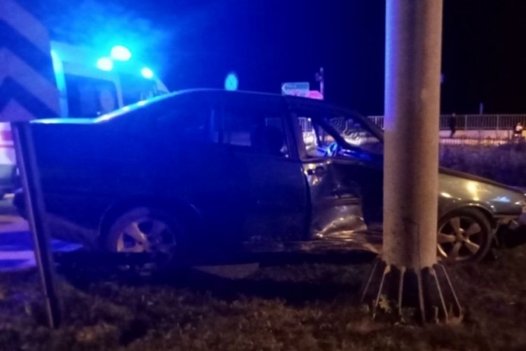 İki otomobilin &ccedil;arpıştığı kazada s&uuml;r&uuml;c&uuml;lerin burnu bile kanamadı