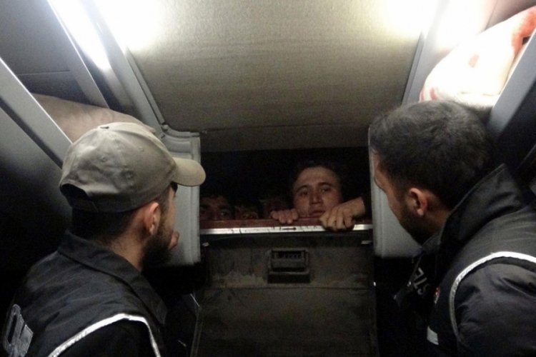 47 ka&ccedil;ak g&ouml;&ccedil;men gizli b&ouml;lmede yakalandı