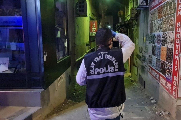 Polisi, kapısı a&ccedil;ık dairenin &ouml;n&uuml;ndeki kan izleri harekete ge&ccedil;irdi