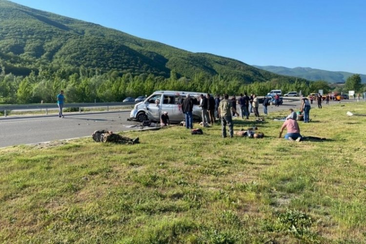 Tokat'ta trafik kazası:  2 &ouml;l&uuml;, 12 yaralı