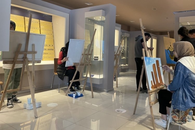 Bitlis'te lise &ouml;ğrencileri m&uuml;zedeki tarihi eserleri resmetti