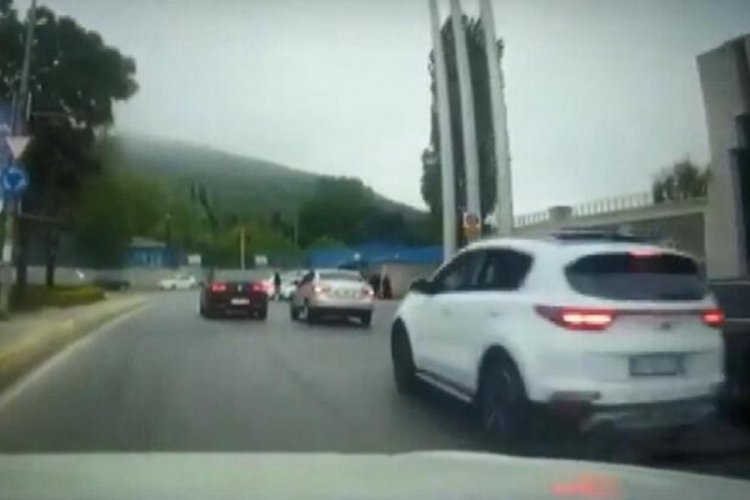 İstanbul'da s&uuml;r&uuml;c&uuml; kaza yaptı, durmadan devam etti