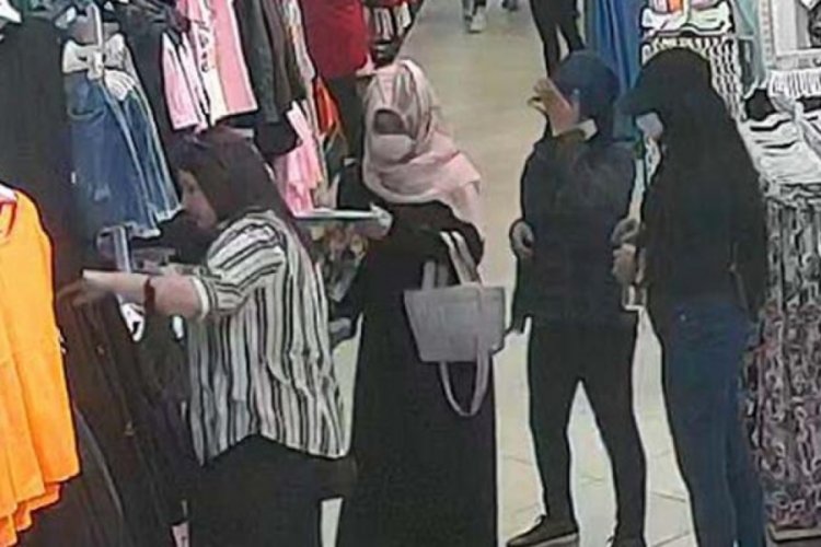 Mağazada 3 kadın m&uuml;şterinin &ccedil;antasındaki c&uuml;zdanı &ccedil;aldı