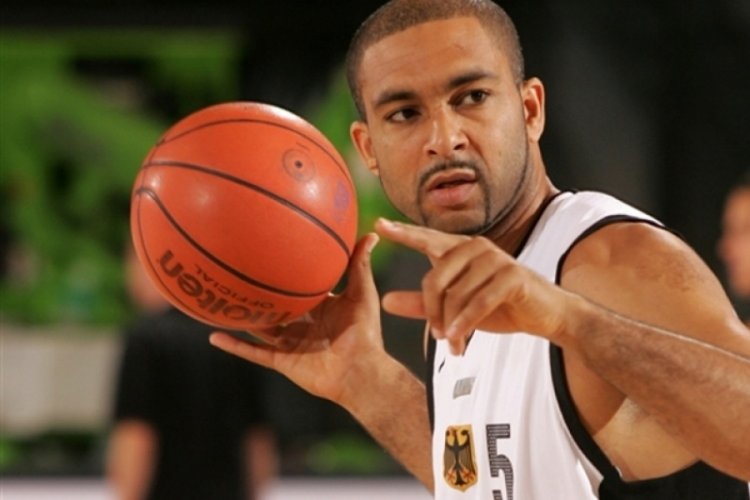 &Uuml;nl&uuml; basketbolcu Ademola Okulaja hayatını kaybetti