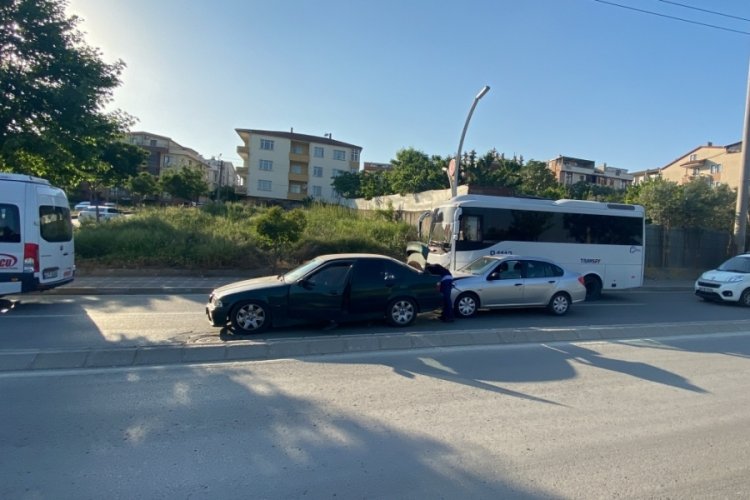 Kocaeli'de 2 otomobil &ccedil;arpıştı, anne ve &ccedil;ocuğu yaralandı