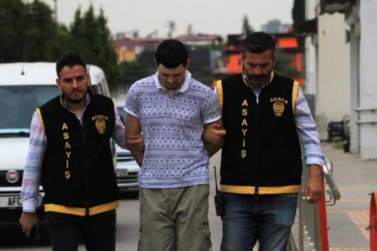 Adana'da satırlı, bı&ccedil;aklı gasp&ccedil;ıyı market &ccedil;alışanı kovaladı