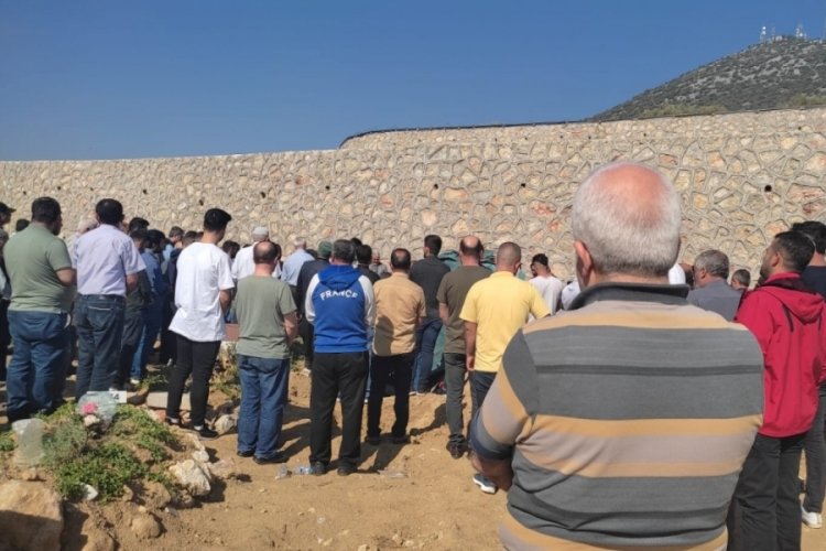 Mersin'de saplantılı aşık kurbanı Sinem toprağa verildi