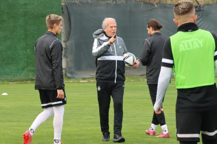 Mustafa Denizli, Altaylı futbolcularla g&ouml;r&uuml;şt&uuml;