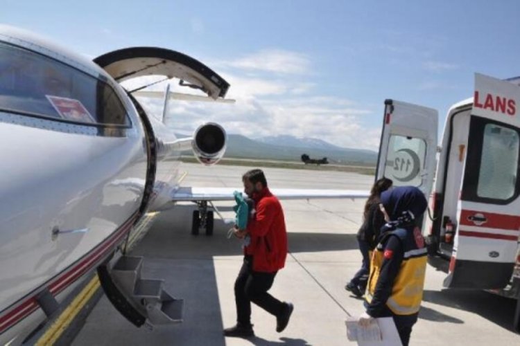 2 g&uuml;nl&uuml;k bebek, ambulans u&ccedil;akla Kars'tan İstanbul'a sevk edildi