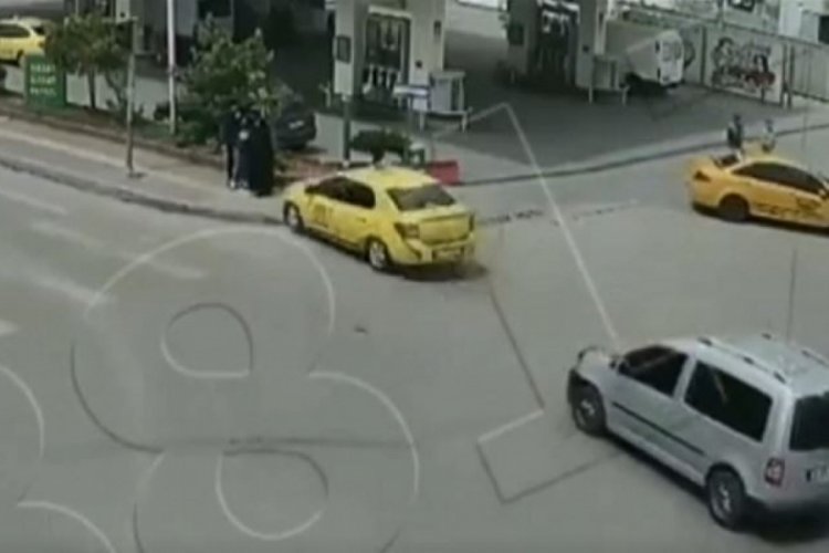 Gaziantep'te kontrolden &ccedil;ıkan taksi yayaların arasına daldı