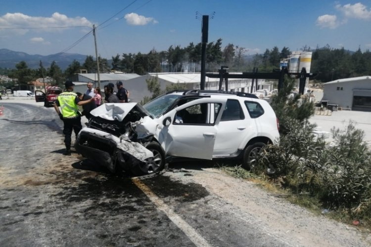 Muğla'da ara&ccedil;larında sıkışan s&uuml;r&uuml;c&uuml;ler kurtarıldı