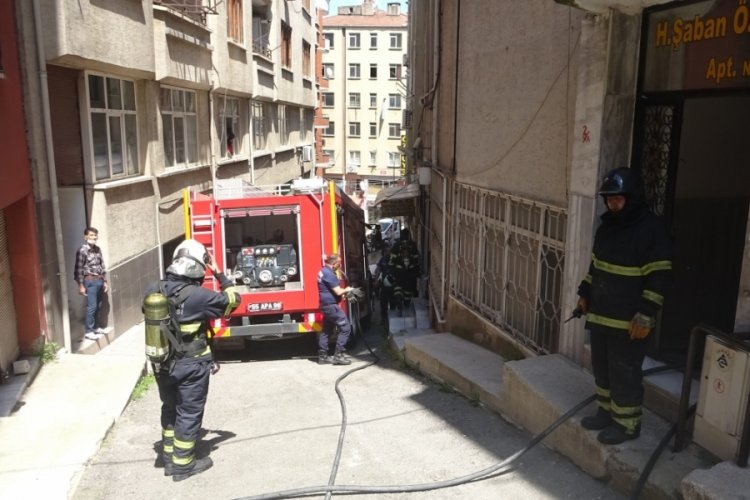 Samsun'da yangında 2 kişi dumandan etkilendi