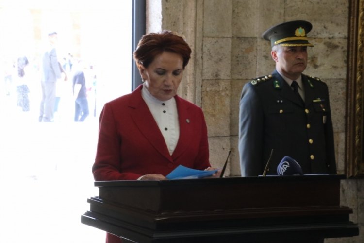 İYİ Parti lideri Akşener'den gen&ccedil;lerle Anıtkabir'e ziyaret etti